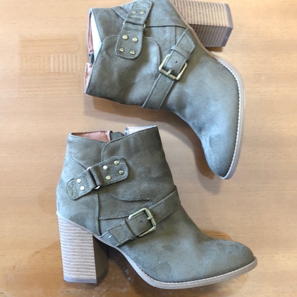 NWOB X2B Booties, Size 8 - Picture 1 of 6